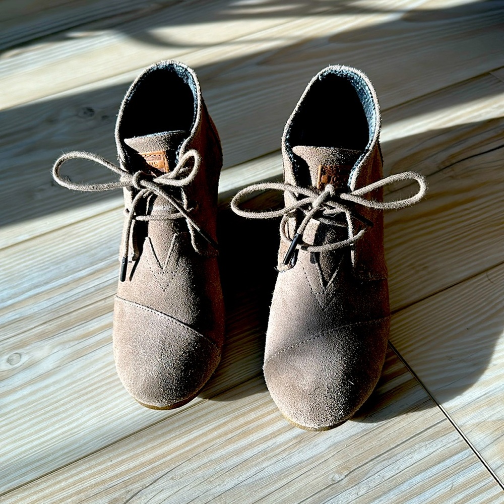 TOMS Desert Wedge Booties Light Tan Suede 7.5M